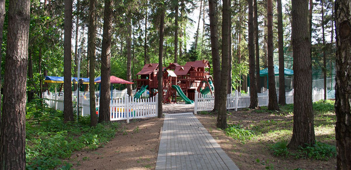 Детская площадка, поселок таунхаусов Елочка