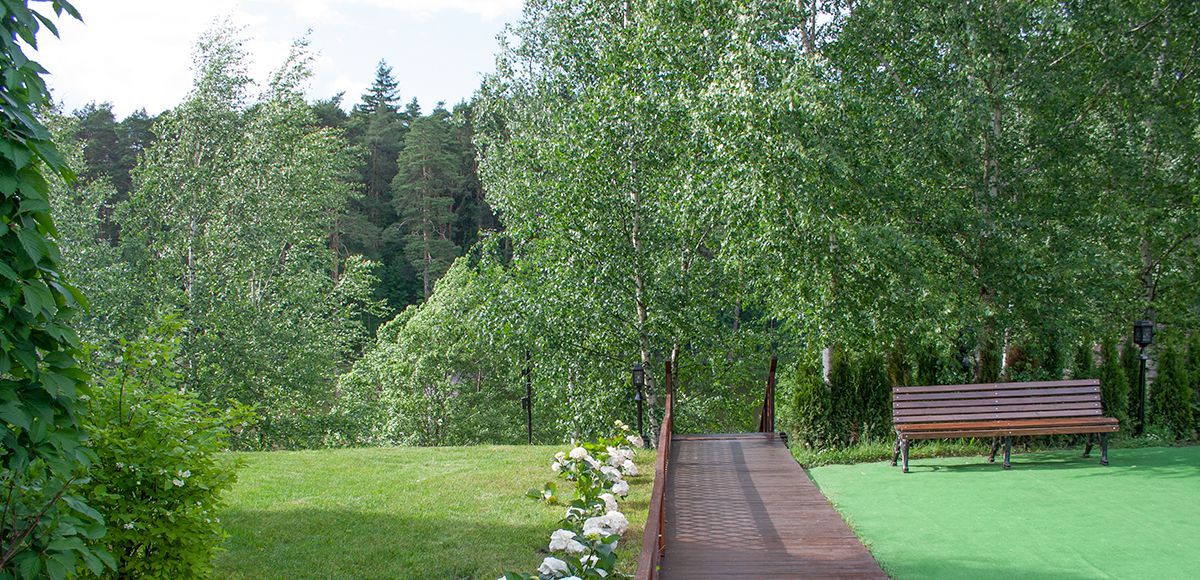 Дорожка к ресторану Fish Point, рядом поселок Елочка